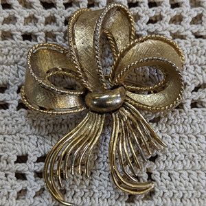 Vintage Lisner Dimensional Textured Bow Pin